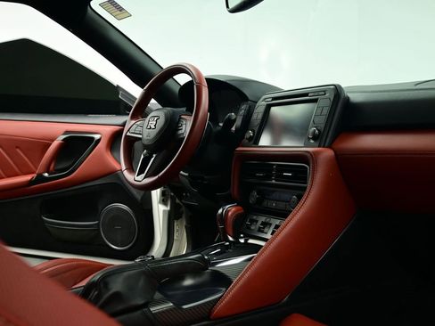 Used 2018 Nissan GT-R Premium w/ Premium Interior Package image 20
