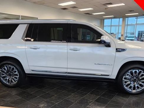 Used 2024 GMC Yukon XL Denali Ultimate AWD/4WD image 4
