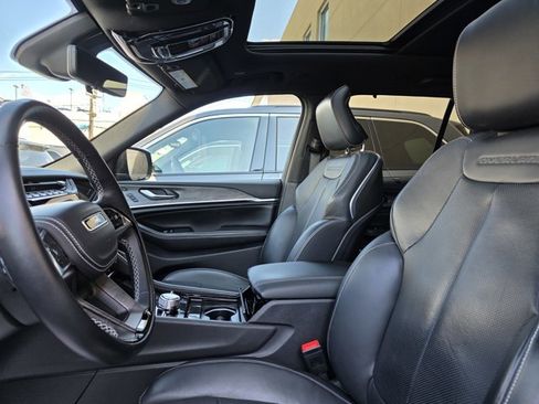 Used 2022 Jeep Grand Cherokee Overland w/ Advanced Protech Group III image 5