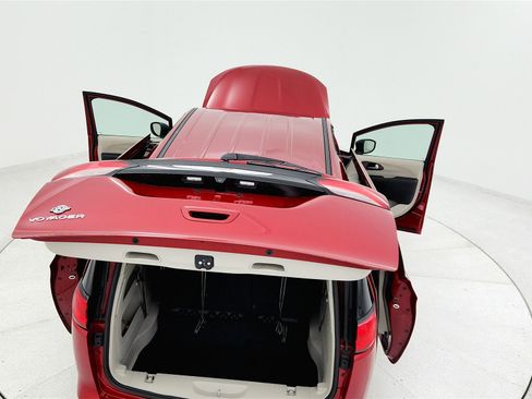 Used 2024 Chrysler Voyager LX image 22