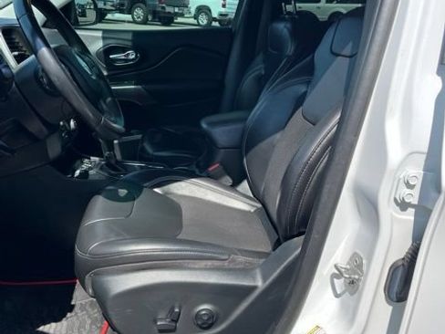 Used 2019 Jeep Cherokee Latitude Plus AWD/4WD image 28