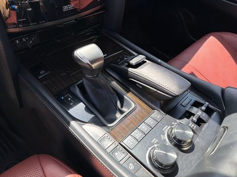 Used 2019 Lexus LX 570 4WD w/ Luxury Package image 32