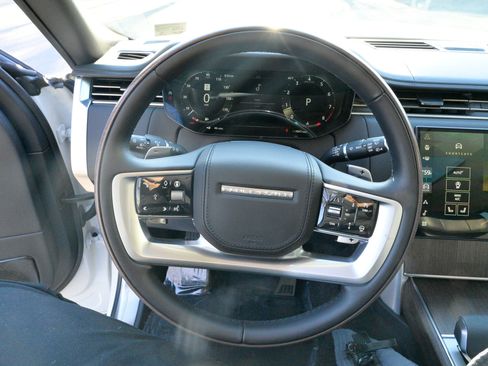 Used 2025 Land Rover Range Rover Long Wheelbase Autobiography image 21