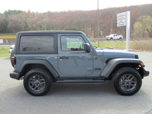Used 2024 Jeep Wrangler Sport S image 4