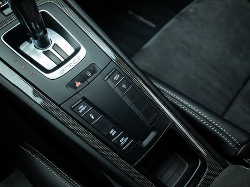 Used 2018 Porsche 911 GT2 RS image 32