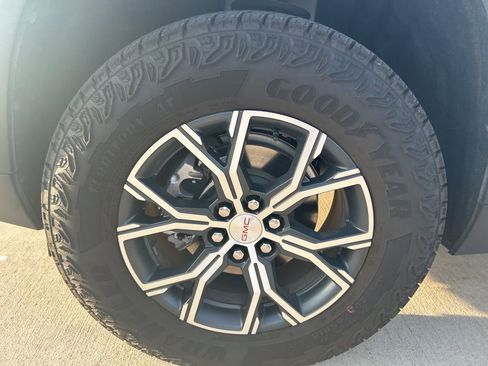 Used 2025 GMC Acadia AT4 w/ Super Cruise Package image 6