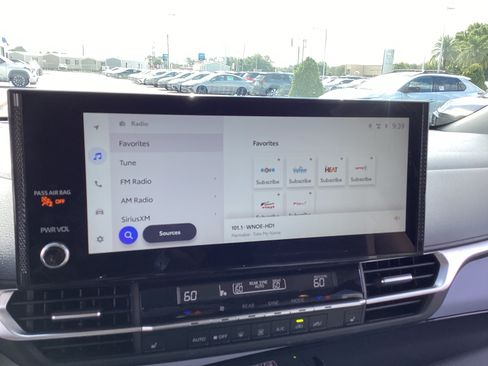 Used 2025 Toyota Sienna XLE w/ XLE Plus Package FWD image 19