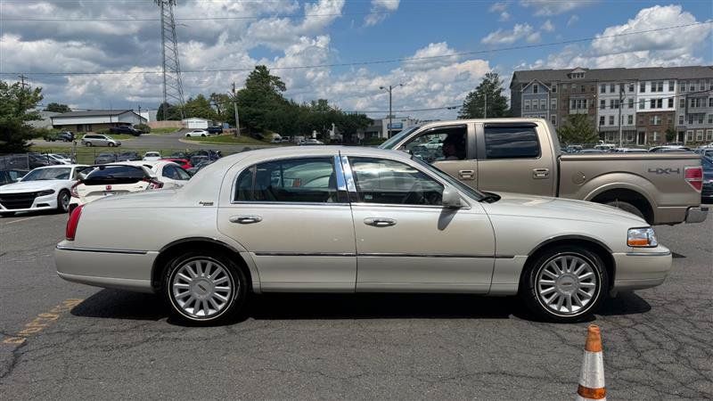 Used 2005 Lincoln Town Car Signature Limited RWD image 4