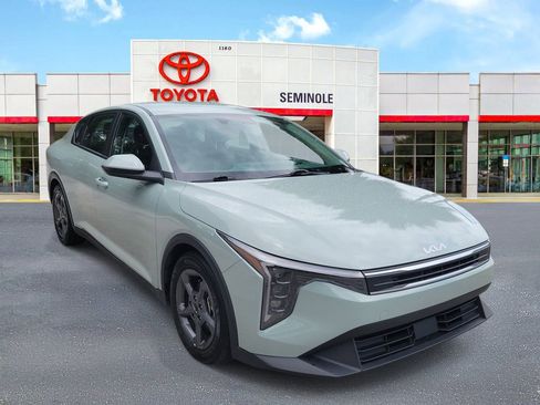 Used 2025 Kia K4 FWD image 2
