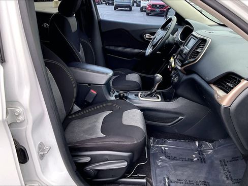 Used 2016 Jeep Cherokee Sport image 8