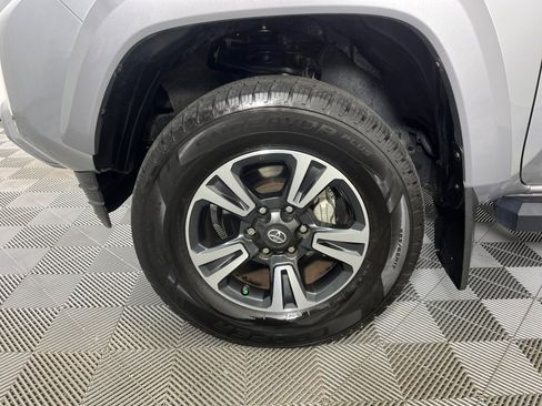 Used 2018 Toyota Tacoma TRD Sport AWD/4WD image 30