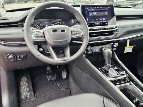 New 2026 Jeep Compass Latitude AWD/4WD image 32