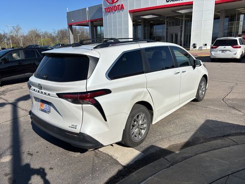 Used 2022 Toyota Sienna XLE image 3
