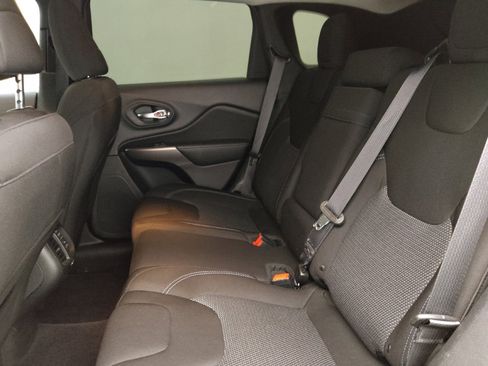 Used 2019 Jeep Cherokee Latitude w/ Popular Appearance Group FWD image 18
