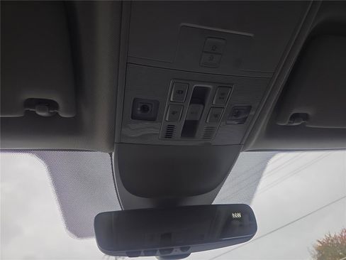 Certified 2025 Volkswagen Taos SE image 25