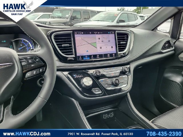 Certified 2024 Chrysler Pacifica Premium FWD image 26