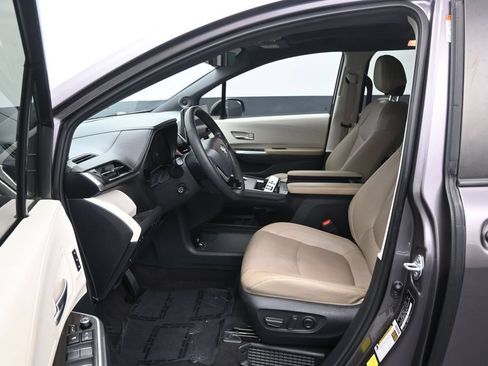 Used 2021 Toyota Sienna Limited FWD image 13