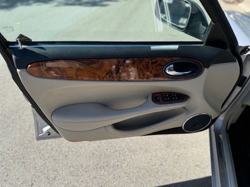 Used 2002 Jaguar XJ8 image 9