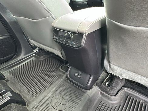 Used 2023 Toyota Highlander XLE FWD image 28