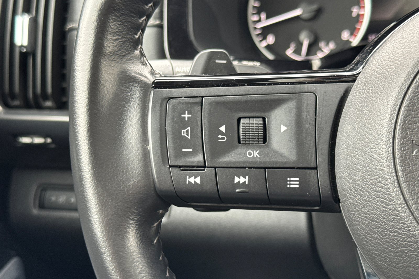 Certified 2023 Nissan Pathfinder SL w/ SL Premium Package FWD image 37