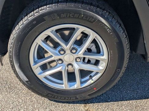 New 2025 Jeep Grand Cherokee Laredo image 13