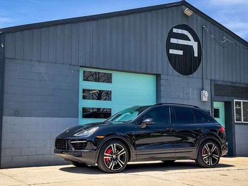 Used 2014 Porsche Cayenne Turbo S AWD/4WD image 2