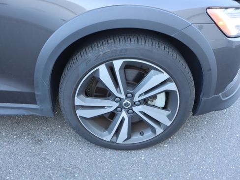 Certified 2025 Volvo V60 B5 Cross Country Plus image 37