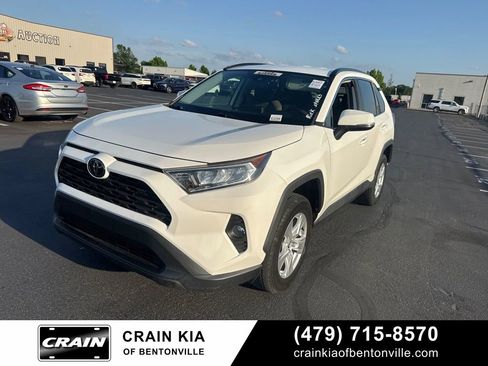 Used 2021 Toyota RAV4 XLE FWD image 2