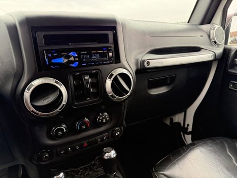 Used 2015 Jeep Wrangler Unlimited Rubicon AWD/4WD image 11