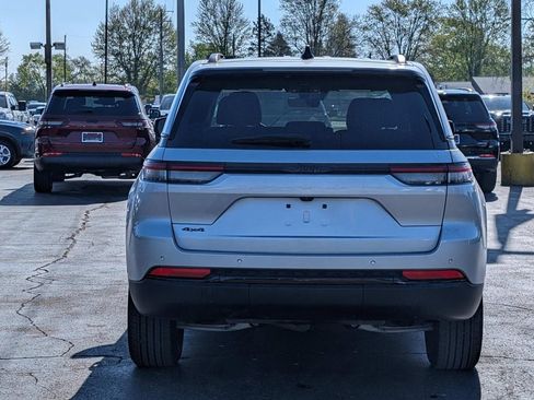 Used 2025 Jeep Grand Cherokee Altitude AWD/4WD image 8
