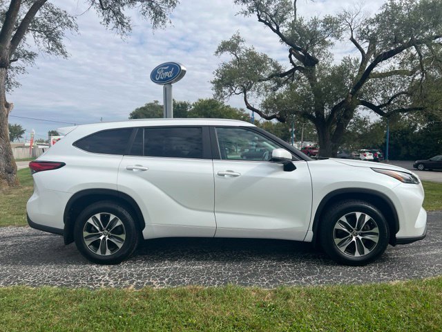 Used 2023 Toyota Highlander XLE FWD image 1