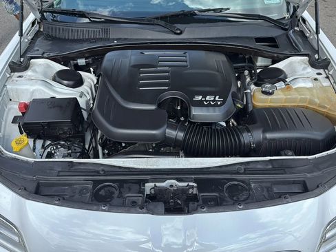 Used 2019 Chrysler 300 Touring w/ Chrome Appearance Package image 23