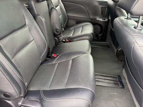 Used 2020 Toyota Sienna SE image 31