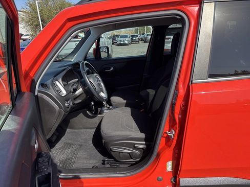 Used 2020 Jeep Renegade Latitude w/ Cold Weather Group image 10