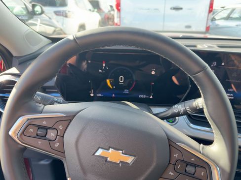 Used 2025 Chevrolet Trax LT w/ LT Convenience Package image 7