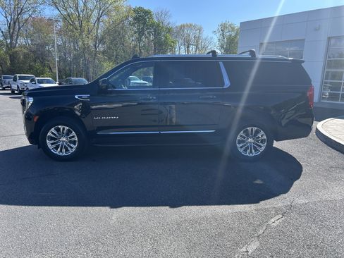 Certified 2021 GMC Yukon XL SLT w/ SLT Premium Package AWD/4WD image 2