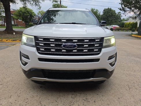 Used 2017 Ford Explorer XLT FWD image 3