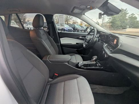 Used 2025 Chevrolet Trax LT w/ LT Convenience Package image 32