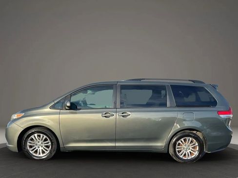 Used 2012 Toyota Sienna XLE image 11
