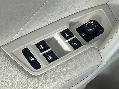 Used 2024 Volkswagen Tiguan SE w/ Panoramic Sunroof Package AWD/4WD image 34