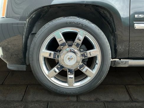 Used 2010 Cadillac Escalade Premium image 24