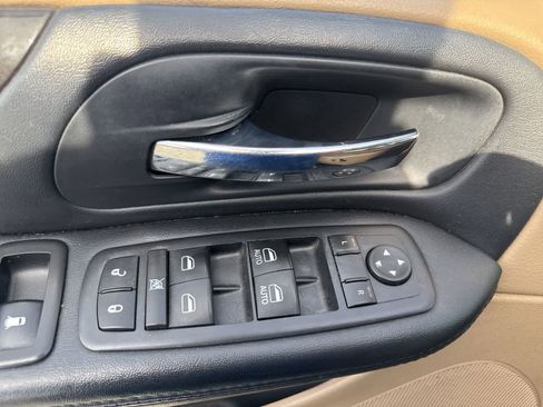 Used 2016 Dodge Grand Caravan SXT image 19