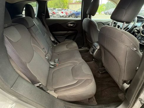 Used 2017 Jeep Cherokee Latitude AWD/4WD image 26
