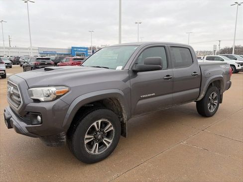 Used 2017 Toyota Tacoma TRD Sport w/ Tow Package (A/T) image 8