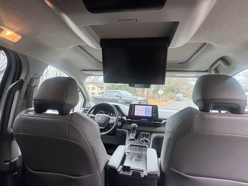 Used 2021 Toyota Sienna Limited image 26