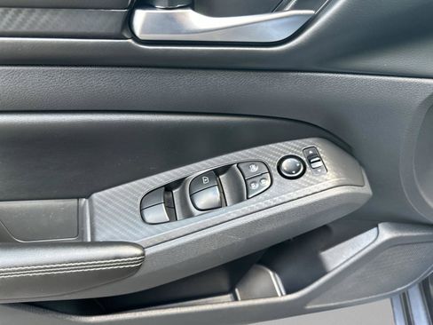 Used 2024 Nissan Altima 2.5 SV FWD image 15
