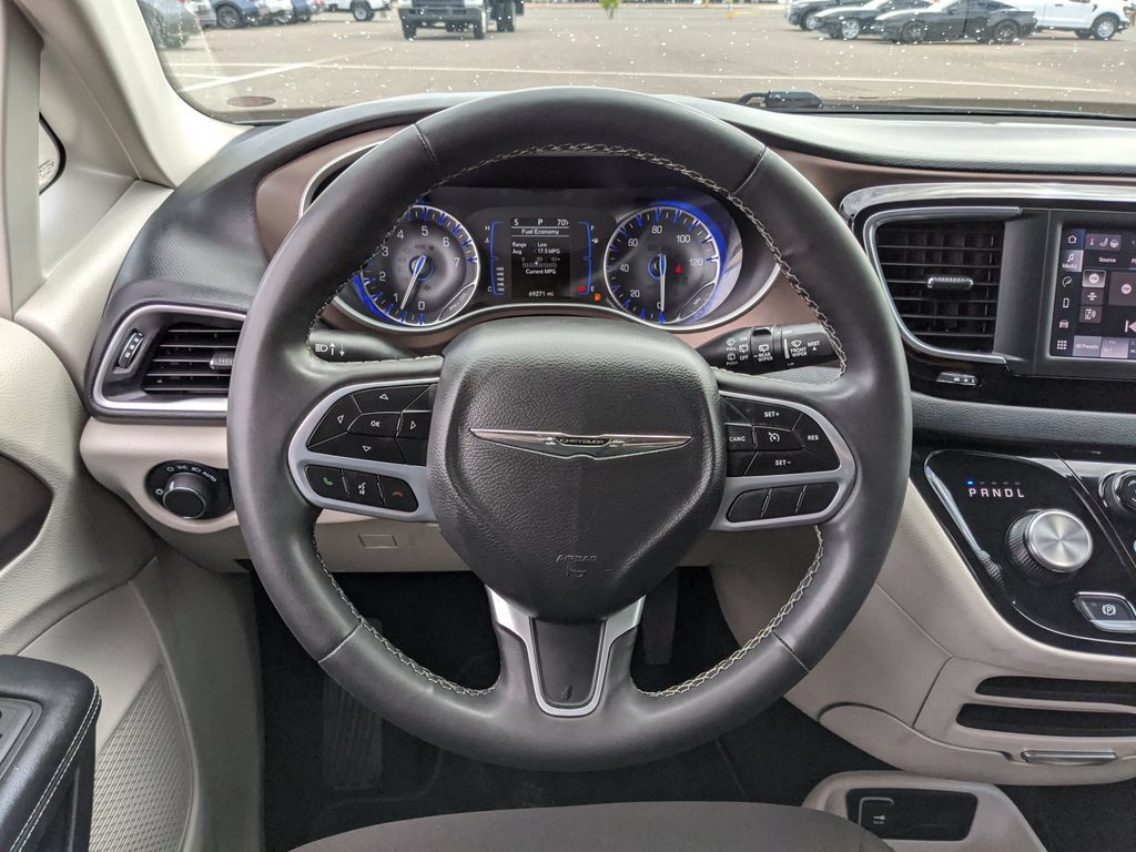 Used 2023 Chrysler Voyager LX FWD image 9
