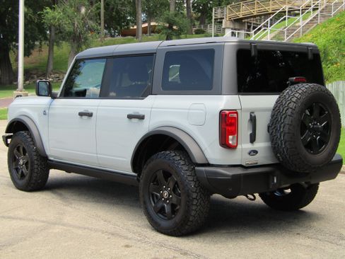 Used 2023 Ford Bronco Black Diamond AWD/4WD image 2