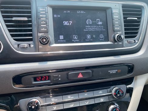 Used 2018 Kia Sedona LX w/ LX Essentials Premium Package FWD image 21