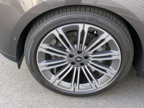 Used 2025 Land Rover Range Rover Sport SE image 13